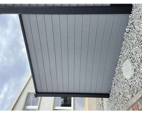 Detailansicht einer Terrassenüberdachung mit horizontalen Lamellen