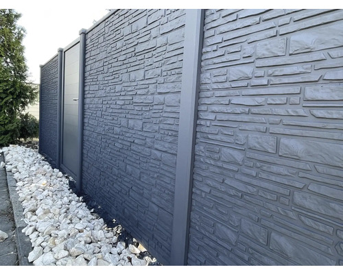 Gartenmauer mit Tür und Steinoptik