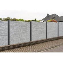 Vue de jardin avec clôture de confidentialité en béton et poteaux métalliques