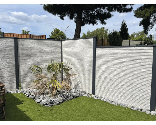Garten mit Sichtschutzzaun aus Beton und Kunstrasen