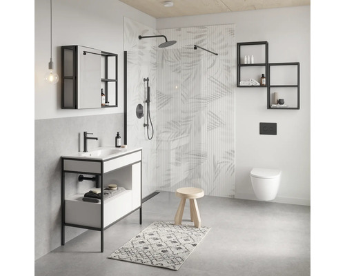 Salle de bain lumineuse avec lavabo, douche, toilettes et étagères