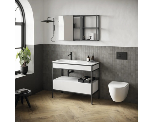Badezimmer mit Waschtisch, Spiegelschrank und Wand-WC in modernem Design