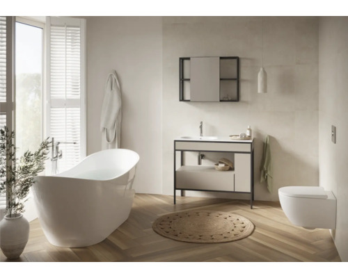 Salle de bain avec baignoire, lavabo, miroir, toilettes et décoration