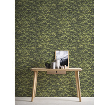 Szene mit Moos Tapete und einem Holztisch mit Dekoration
