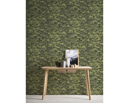 Szene mit Moos Tapete und einem Holztisch mit Dekoration