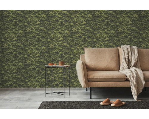 Wohnzimmer mit Moos Tapete, Sofa und Beistelltisch