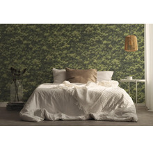 Schlafzimmer mit Bett, Nachttisch, Lampe und Moos Wandtapete