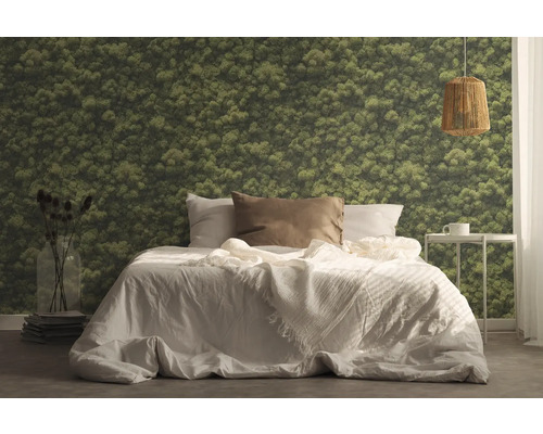 Schlafzimmer mit Bett, Nachttisch, Lampe und Moos Wandtapete