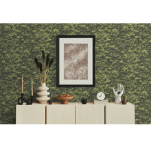 Dekoratives Interieur mit Mooswand, Kommode und Accessoires