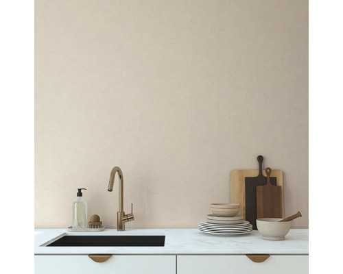 Küchenspüle mit Armatur, Spülmittel, Geschirr und Schneidebrettern auf einer Arbeitsplatte