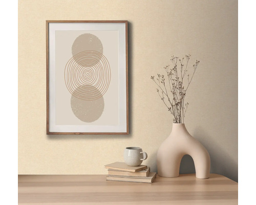 Dekorative Szene mit gerahmtem geometrischen Kunstwerk, Vase und Büchern.