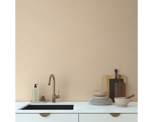 Küchenszene mit Spüle, Armatur, Geschirr und Schneidebrettern auf einer Küchentheke.