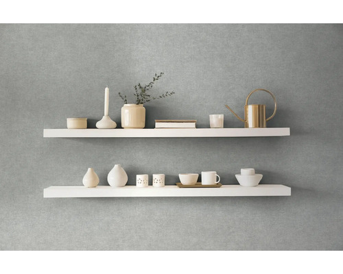 Dekorative weiße Wandregale mit Vasen, Tassen und einer Gießkanne