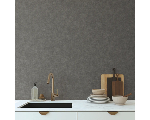 Küchenszene mit Spüle, Armatur, Geschirr, Schneidebrettern und grauer Strukturtapete