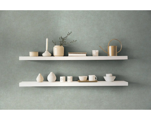 Dekorative Wandgestaltung mit zwei weißen Regalböden und verschiedenen Dekorationsgegenständen