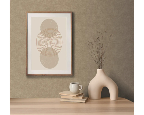 Dekorative Szene mit gerahmtem Bild, Vase, Tasse und Büchern auf einem Tisch