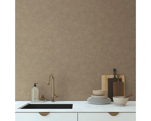 Küchenszene mit Spüle, Armatur, Geschirr, Schneidebrettern und Seifenspender auf einer weißen Arbeitsplatte vor einer Wandtapete