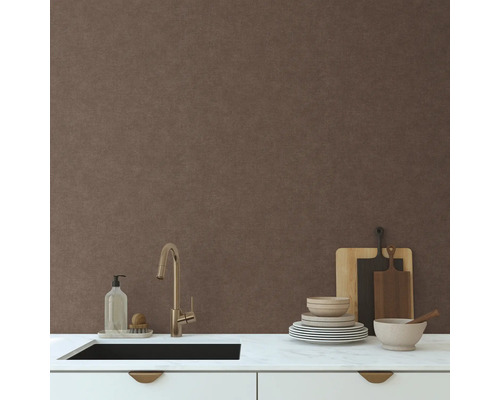 Küchenszene mit Spüle, Geschirr und Schneidebrettern vor einer Wand mit Textiltapete