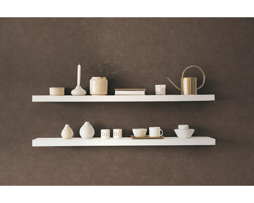 Zwei weisse Wandregale mit verschiedenen Dekorationsgegenständen an einer Wand
