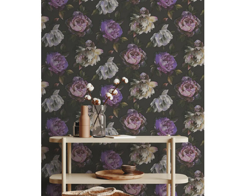 Gemusterte Tapete mit Blumenmuster und Regal