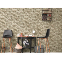Pièce avec papier peint magnolia, table et tabourets de bar