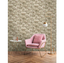 Vue d''une pièce avec papier peint à motifs de magnolia, fauteuil, lampadaire et table d''appoint