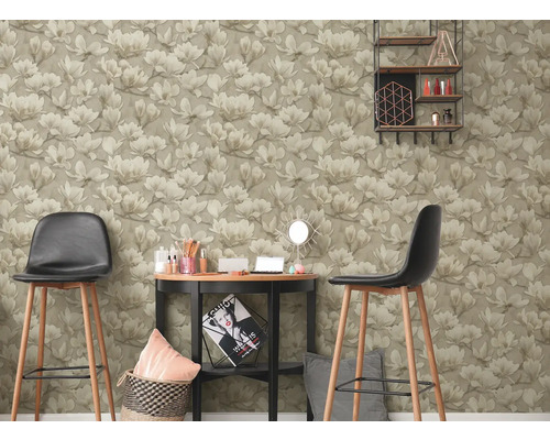 Décoration d''intérieur avec papier peint à motifs floraux, tabourets et décorations