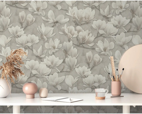 Scène avec un plan de travail blanc et un mur avec du papier peint à motif magnolia