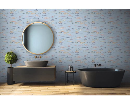 Badezimmer mit Tapete mit Fischmuster, rundem Spiegel, Waschtisch, Aufsatzwaschbecken und freistehender Badewanne