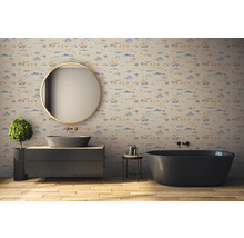 Badezimmer mit Waschbecken, Spiegel, Badewanne und Tapete mit Fischmuster