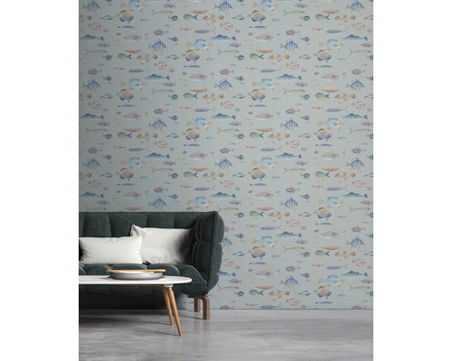 Szene mit einer Wandtapete mit Fischmuster, einem Sofa und einem Tisch