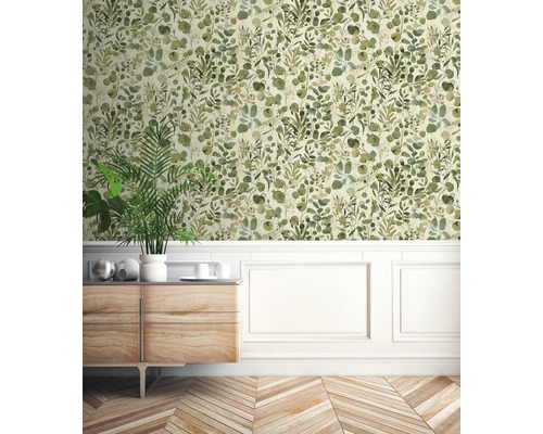 Wohnzimmer mit grüner Blättertapete, Holzkommode und Fischgrätenparkett