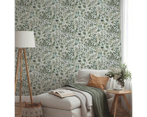 Wohnraum mit botanischer Tapete, Liege und Stehlampe