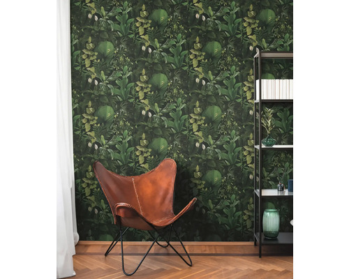 Salon avec papier peint jungle, fauteuil et étagère