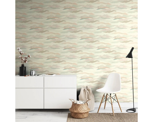 Wohnraum mit Wolkenmuster-Tapete, Kommode, Stuhl und Lampe für eine helle und freundliche Atmosphäre.