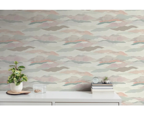 Raumansicht mit Wolkenmuster-Tapete und weißem Sideboard mit Dekoration