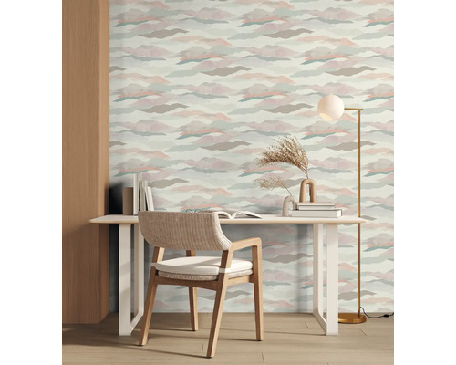 Einrichtungsbeispiel mit Wolken Tapete, Schreibtisch, Stuhl und Stehlampe.