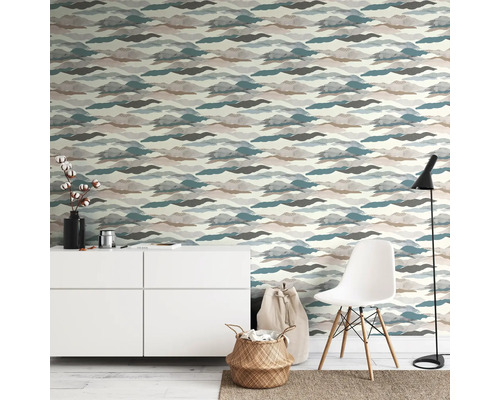 Wohnraum mit gemusterter Tapete, Kommode, Stuhl und Stehlampe für eine helle und organisierte Atmosphäre.