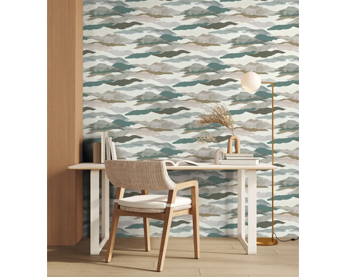 Szene mit einem Schreibtisch, einem Stuhl und einer Tapete mit Wolkenmuster