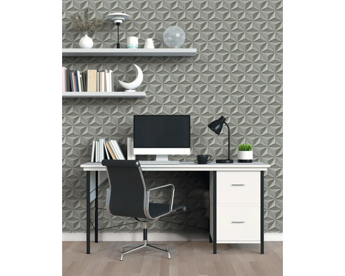 Arbeitszimmer mit Schreibtisch, Schreibtischstuhl und Wandpaneelen mit geometrischem Design