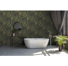 Badezimmer mit freistehender Badewanne, Konsole mit Spiegel und Zimmerpflanzen vor einer Wand mit Blättermuster-Tapete.