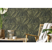 Wohnraum mit Monstera-Blätter Tapete, Tisch und Stuhl