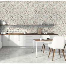 Küchenszene mit floral gemusterter Tapete