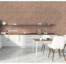 Cuisine lumineuse avec papier peint à motifs floraux, armoires blanches et touches de bois.