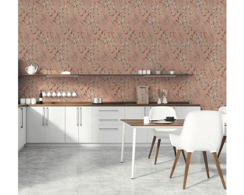 Helle Küche mit floral gemusterter Tapete, weißen Schränken und Holzakzenten.