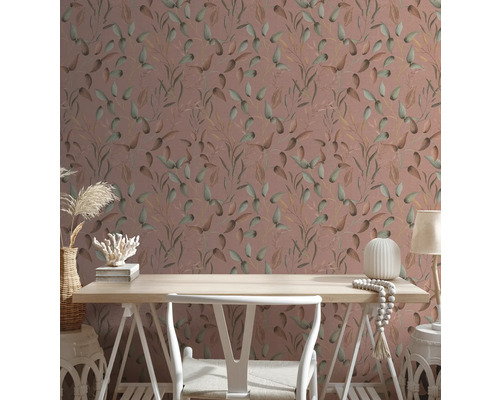 Szene mit botanischer Tapete, Schreibtisch und Dekor