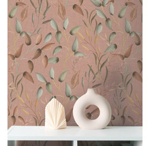 Nature morte décorative avec papier peint à motifs floraux, bougie et vase sur une étagère