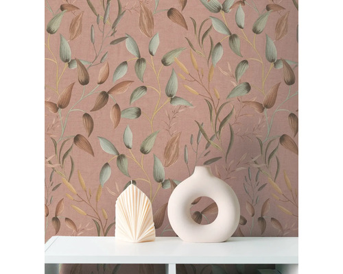 Dekoratives Stillleben mit floral gemusterter Tapete, Kerze und Vase auf einem Regal