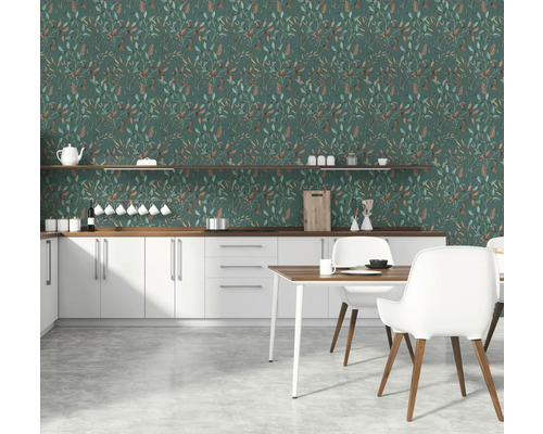 Cuisine avec papier peint à feuilles vertes, armoires blanches et table en bois