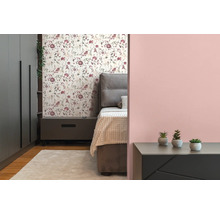 Chambre avec lit, table de chevet, armoire et papier peint à fleurs